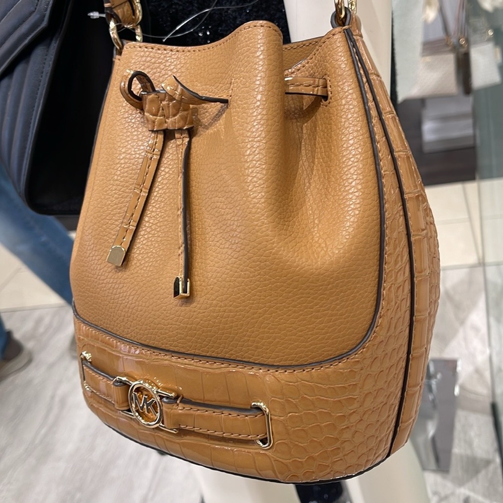 MICHAEL KORS Reed Medium Pebbled Leather Belted Bucket Messenger Satchel Crossb - Picture 13 of 16